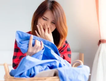 ¿Cómo salvar la ropa del olor sin lavar? 5 formas simples