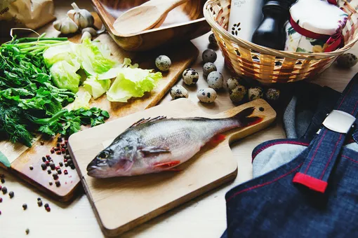 Qué fácil es limpiar el pescado de las escamas: 5 hacks de vida de los chefs