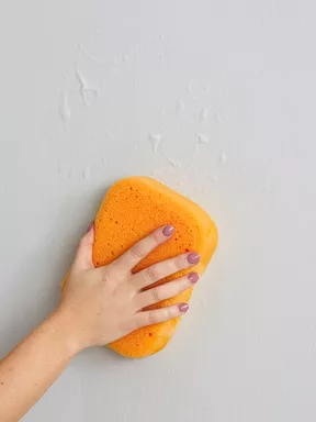 Cómo limpiar las paredes blancas: 5 métodos de eliminación de manchas efectivas