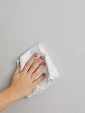 Cómo limpiar las paredes blancas: 5 métodos de eliminación de manchas efectivas