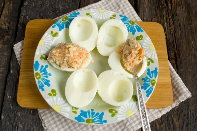 Huevos rellenos de arenque y queso derretido