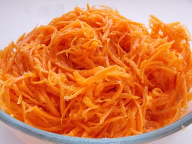 Sabrosas zanahorias coreanas. Paso por la receta de la foto