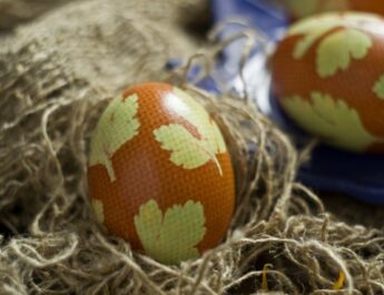 Huevos pintados a la Pascua decorados con hojas de perejil. Paso por la receta de la foto