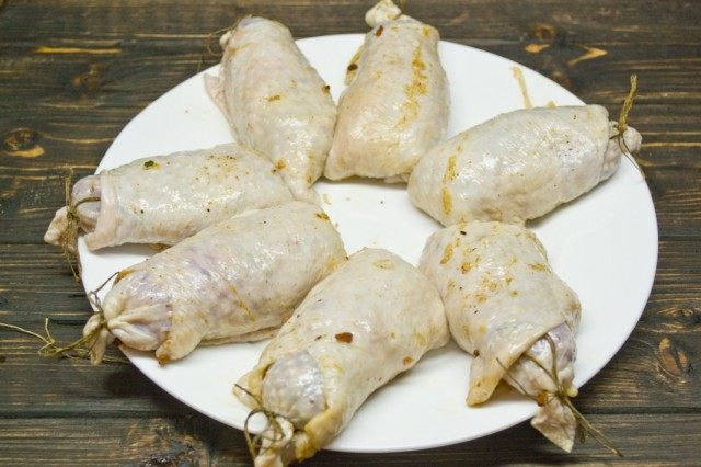 Las chuletas de pollo con jengibre y chile están calientes en estilo oriental. Paso por la receta de la foto