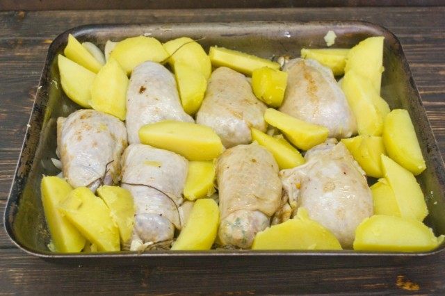 Las chuletas de pollo con jengibre y chile están calientes en estilo oriental. Paso por la receta de la foto