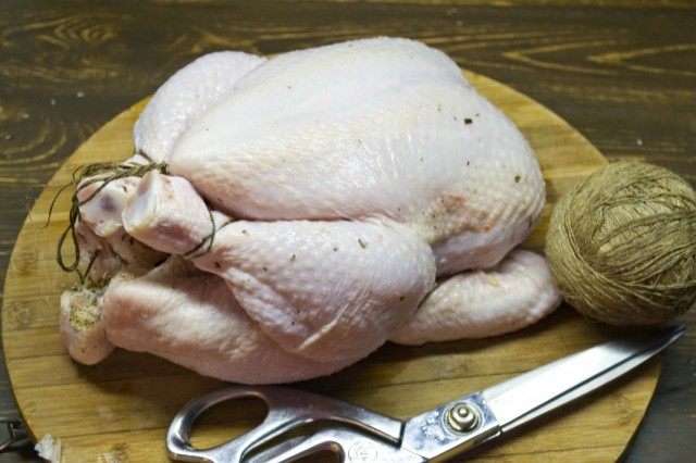 Pollo horneado en el horno en su conjunto. Paso por la receta de la foto