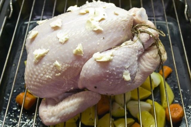 Pollo horneado en el horno en su conjunto. Paso por la receta de la foto