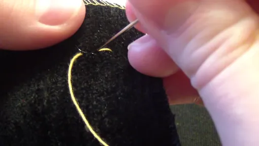 Cómo hacer una costura hacia atrás una aguja: paso a paso