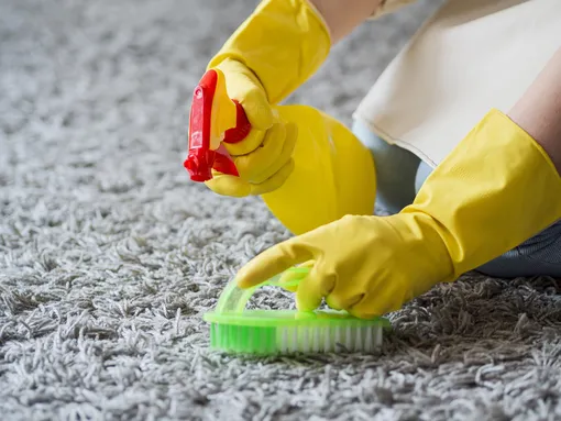 Qué fácil es eliminar las manchas de grasa de la alfombra: un método para el que ya tiene todo
