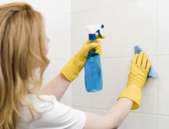 Cómo lavar rápidamente los azulejos: consejos para limpiadores profesionales