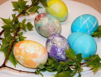 ¿Cómo crear hermosos efectos en los huevos de Pascua? Paso por la receta de la foto