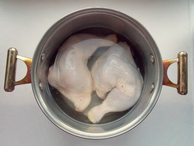 Sopa de pollo con fideos caseros. Paso por la receta de la foto