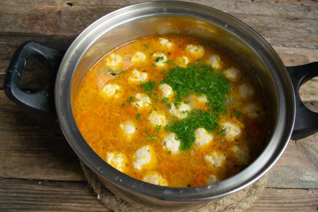 Sopa de pollo con arroz y albóndigas en caldo casero. Paso por la receta de la foto