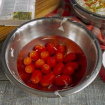 El repollo encerrado con tomates y chile de pimienta en Venger. Paso por la receta de la foto