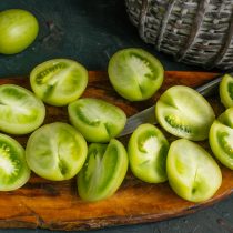 Tomates verdes sved con ajo y chile sin esterilización. Paso por la receta de la foto