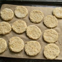 Crackers de cebolla: cocinar magro a toda prisa. Paso por la receta de la foto
