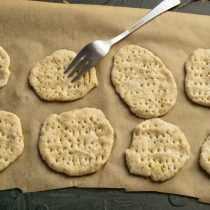 Crackers de cebolla: cocinar magro a toda prisa. Paso por la receta de la foto