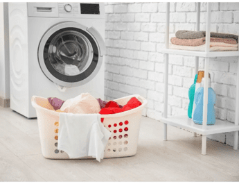 Por qué meter una bolsa de sal y una esponja en la lavadora: trucos de lavandería de amas de casa experimentadas