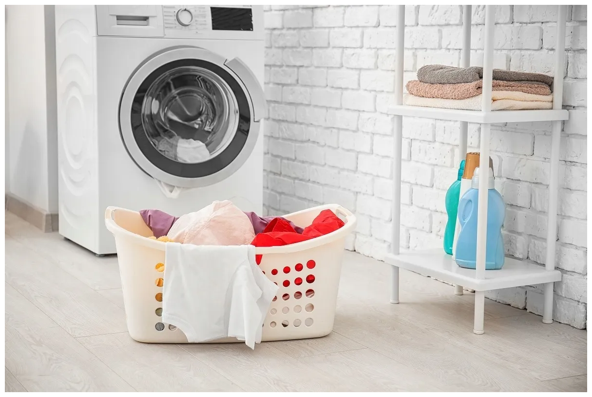 Por qué meter una bolsa de sal y una esponja en la lavadora: trucos de lavandería de amas de casa experimentadas