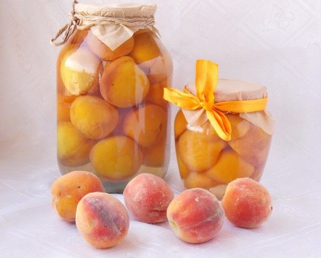 Peaches enlatados en jarabe. Paso por la receta de la foto