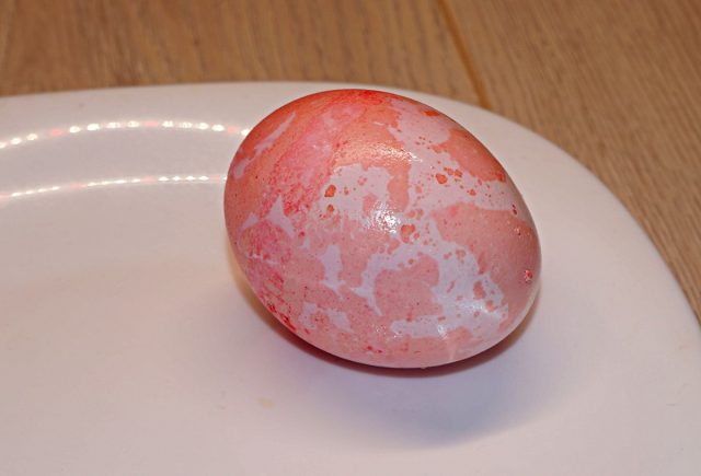 ¿Cómo crear hermosos efectos en los huevos de Pascua? Paso por la receta de la foto