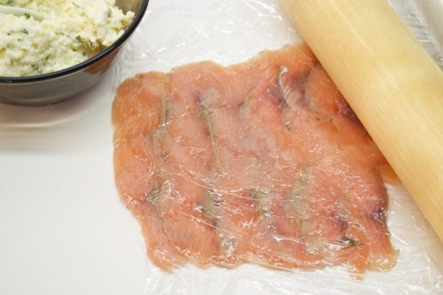 Rollos de pescado rojo de solución salina casera con queso