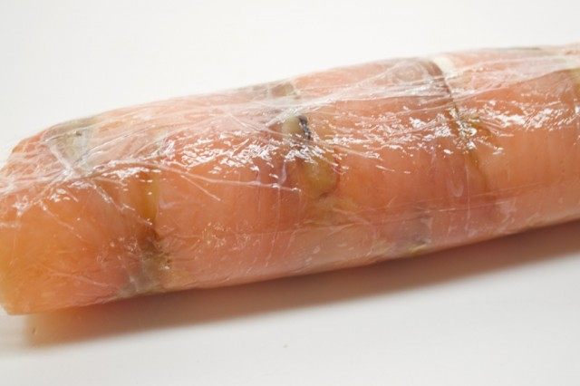 Rollos de pescado rojo de solución salina casera con queso