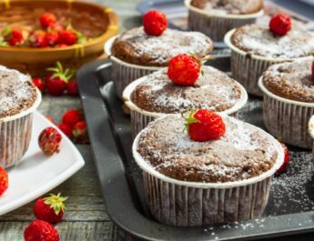 Muffins de chocolate con duraznos enlatados