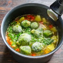 Sopa vegetariana con repollo y calabacín de Bruselas