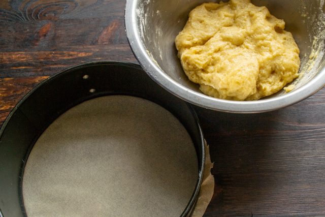 Verter pastel con calabaza y crema agria