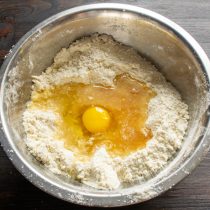 Verter pastel con calabaza y crema agria