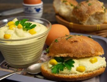 Desayuno en 10 minutos: salad de crema de palitos de cangrejo