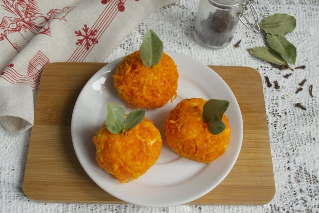 Snack de queso "Mandarinki" en la mesa festiva