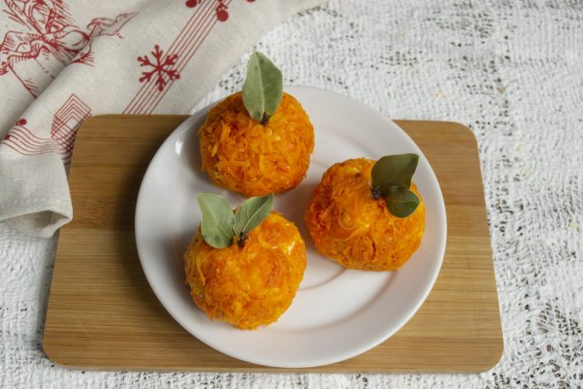 Snack de queso "Mandarinki" en la mesa festiva